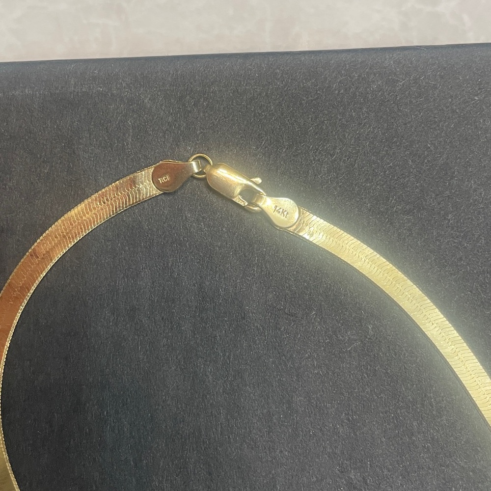 Elegant 14 karat herringbone Gold Necklace - Picture 6 of 11